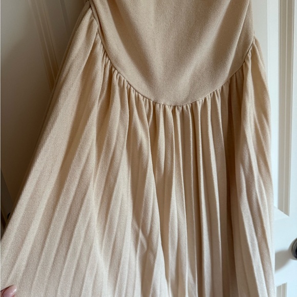 Elegant Off-Shoulder Beige Maxi Dress - Picture 6 of 9